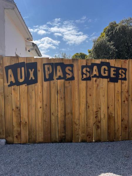 Aux Pas Sages, 4 logements mitoyens, proche mer, Забронировать  Отели Сен-Жан-де-Мон с парковкой, Парковка