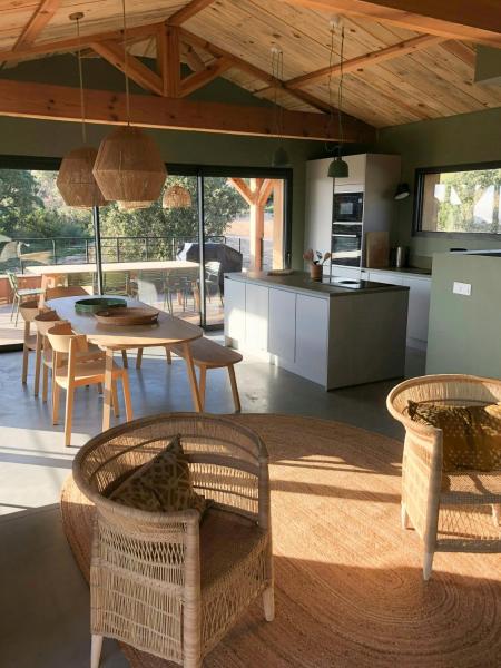 Modern Villa With Sea View In Corsica, Забронировать  Отели South Corsica с парковкой, Парковка