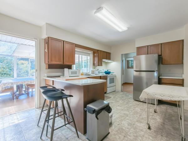 Cozy Airb&b Suite in South Vancouver, Забронировать  Отели Lower Mainland British Columbia с парковкой, Парковка