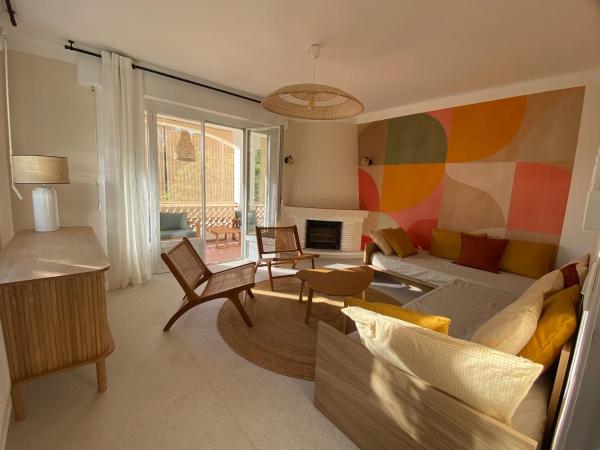 Villa and independent studio St Raphaël Agay, Забронировать  Отели Mimosa Road с парковкой, Парковка