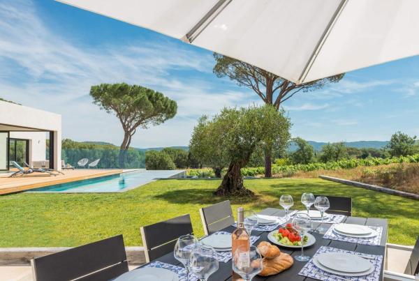 Villa Pins Parasols, Забронировать  Отели Hautes-Alpes с парковкой, Парковка