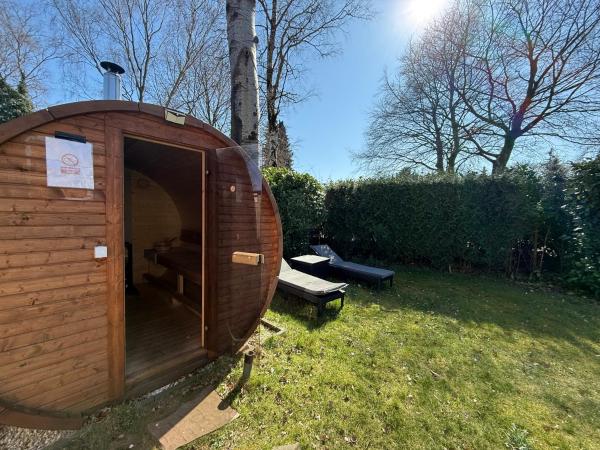 VELUWE RETREATS PUTTEN - Chalets with Huge Gardens and Private Saunas on Park with Swimming Pool, Cafeteria and More Facilities, Забронировать Шале Коттеджи Велюве, Коттедж