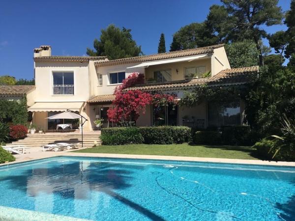 FRGK Villa Claude Juan-les-Pins Luxury Stay with Pool & Ultra-Fast Wi-Fi, Забронировать  Отели Приморских Альпы с парковкой, Парковка