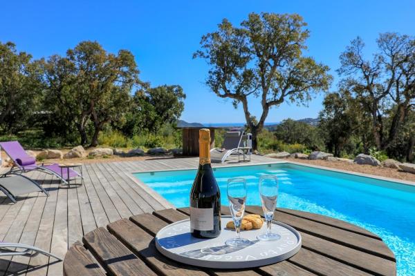 Villa Amacali vue mer piscine chauffée climatisée, Забронировать  Отели South Corsica с парковкой, Парковка