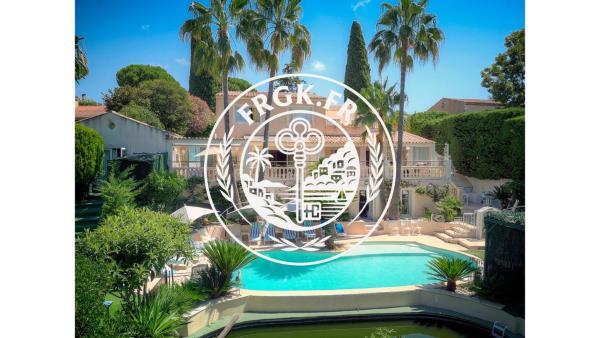 FRGK \Luxury Villa Antibes Heated Pool, Spa & Ultra-Fast Wi-Fi\, Забронировать  Отели Приморских Альпы с парковкой, Парковка