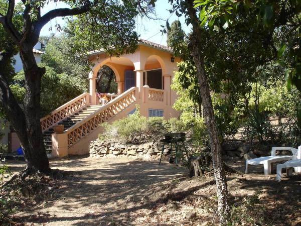 Villa vue mer à 150m à pied de la plage du Canadel, Забронировать  Отели Mimosa Road с парковкой, Парковка