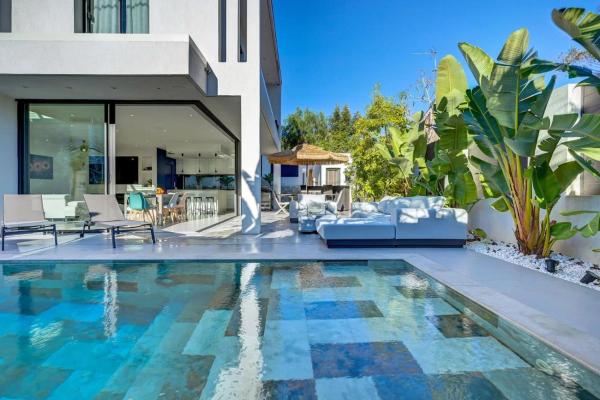 SUPERBE Villa PISCINE moderne - Cap brun - plage de Toulon, Забронировать  Отели Var coast с бассейном, Бассейн