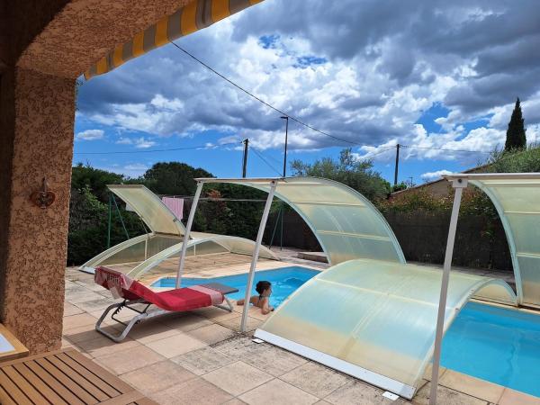 Villa with pool in Taradeau, Забронировать  Отели Hautes-Alpes с парковкой, Парковка