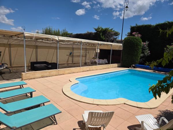 Villa avec piscine privée, Забронировать  Отели Буш-дю-Рон с парковкой, Парковка