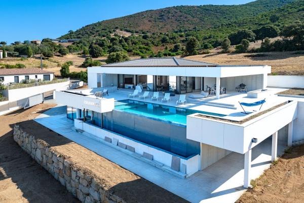 Colombina - Villa avec piscine, Забронировать  Отели Gulf of Ajaccio с парковкой, Парковка