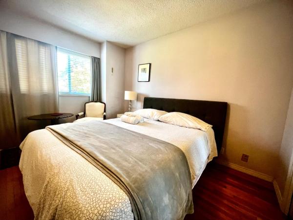 Spacious place Close to UBC -1, Забронировать  Отели Lower Mainland British Columbia с парковкой, Парковка