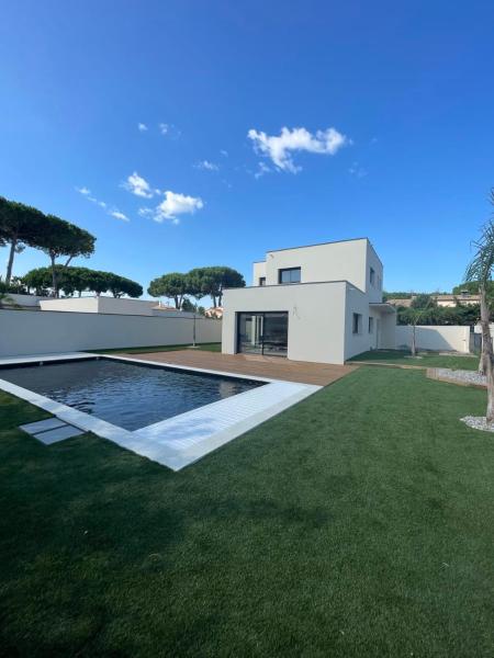 Villa du Soleil Просторная вилла с частным бассейном рядом с пляжами, Забронировать  Отели Ле-Гро-д'Агд с парковкой, Парковка