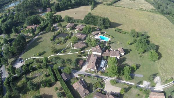 Les gîtes du Hameau du Jardin Fleuri, Забронировать  Отели Боссе с парковкой, Парковка