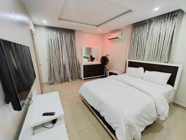 Royal 3 Bedroom Apartment with 24hrs Power Supply, Wifi, Security and Fully Equipped Kitchen, Забронировать Апартаменты/квартира Лекки Eti-Osa