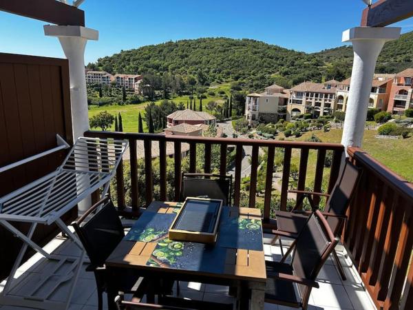 T2 vue mer, Saint-Raphaël, Village Cap Esterel, Забронировать  Отели Mimosa Road с парковкой, Парковка