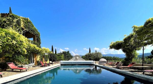 Le Mas Jorel Luxury Pool Villa with Mountain View, Забронировать  Отели Route de la Lavande с парковкой, Парковка