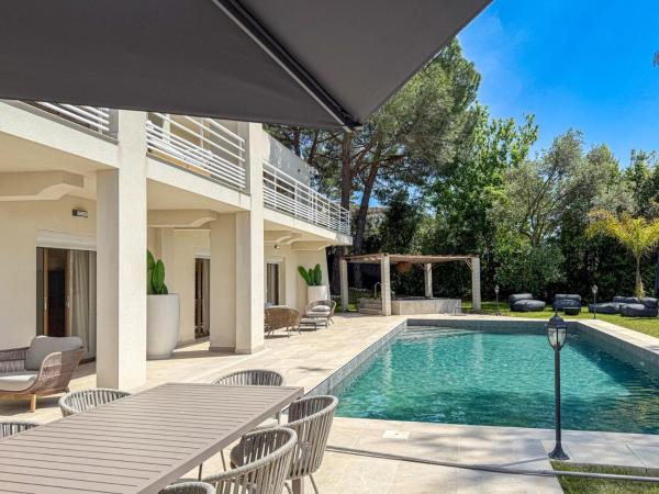 Cannes Villa Sarah - Luxury Villa in Mougins, Забронировать  Отели Софиа-Антиполиса с парковкой, Парковка