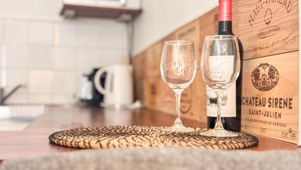 Elegant Home in Bordeaux s Old Town, Забронировать  Отели Бордо с парковкой, Парковка