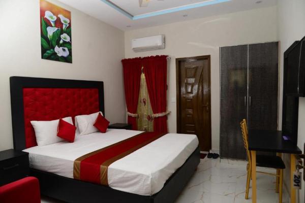 Galaxy Residency Family Guest House, Забронировать  Отели Карачи с парковкой, Парковка