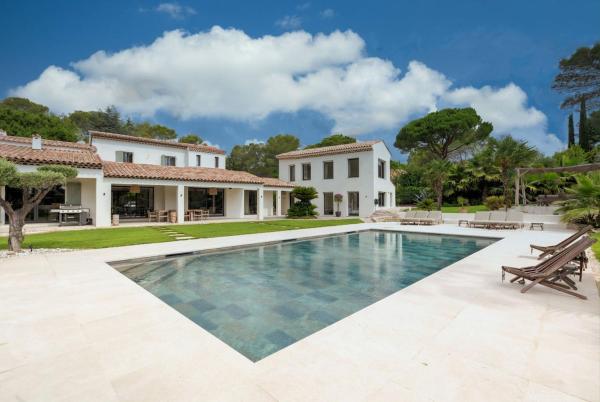 Contemporary Villa in Mougins, Забронировать  Отели Софиа-Антиполиса с парковкой, Парковка