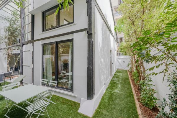 Maison Alcôme - Elegant Artist\s Residence with Private Garden, Забронировать  Отели Парижа с бассейном, рядом с Гаите, Бассейн