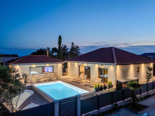 Villa Ballat with heated pool, Забронировать  Привлака Задарская жупания