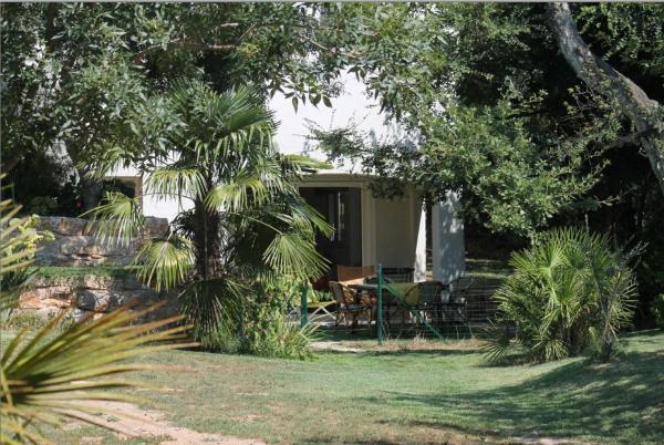 Flat with Garden in Charming Villa fully renovated, Забронировать  Отели Var coast с парковкой, Парковка