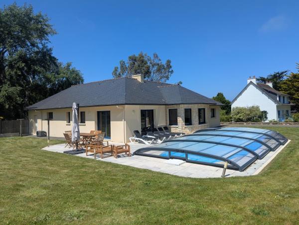 Villa de bord de mer avec piscine privée, Забронировать  Отели Плестен-ле-Грев с парковкой, Парковка