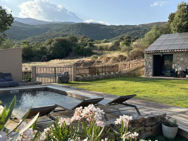 Villa in nature & heated pool - Figari, Забронировать  Отели South Corsica с парковкой, Парковка