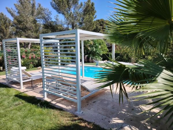 Villa avec piscine entre Marseille et Cassis, Забронировать  Отели Буш-дю-Рон с парковкой, Парковка