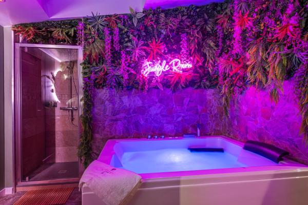 Suite jungle amour détente, Забронировать  Отели Ла-Флеш с парковкой, Парковка