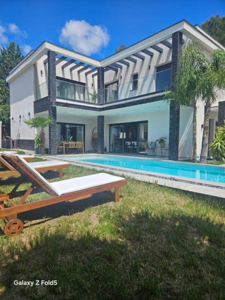 Spacieuse Villa avec piscine, Забронировать  Грабель Hérault
