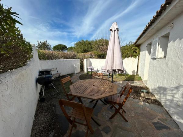 Villa 625 Marina di Santa Giulia proche plage, Забронировать  Отели Порто-Веккьо с парковкой, Парковка