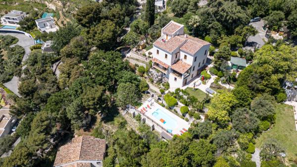 VILLA MONTE CRISTO - Villa conviviale a Nice - Superbe vue, piscine et jeux en plein air, Забронировать  Отели Ниццы с парковкой, Парковка