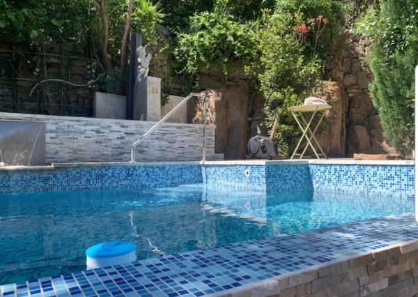 Maison atypique avec Cascate Duplex plus Studio a 200m Notre Dame Valcluse, Забронировать  Отели Mimosa Road с парковкой, Парковка