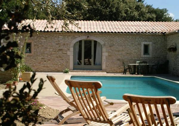 Villa spacieuse à Chamaret avec piscine privée, Забронировать  Шамаре Альпы