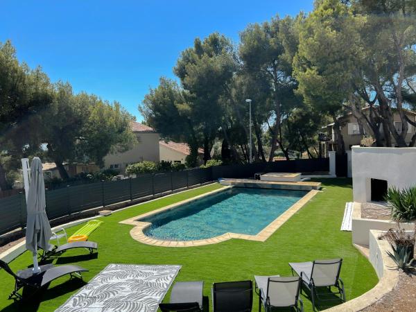 Villa With Pool Near The Beach In Bandol, Забронировать  Отели Bandol Wine Route с парковкой, Парковка