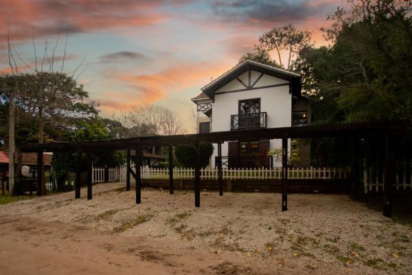 Complejo La Austriaca, piscina climatizada y parrilla, Забронировать  Отели Атлантического побережья аргентины с парковкой, Парковка