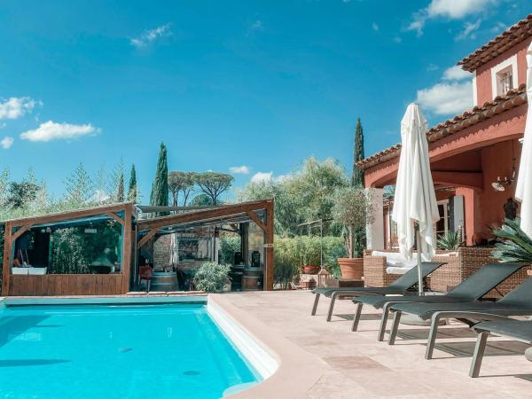 Provençal Villa In The Heart Of The Maures, Забронировать  Отели Hautes-Alpes с парковкой, Парковка