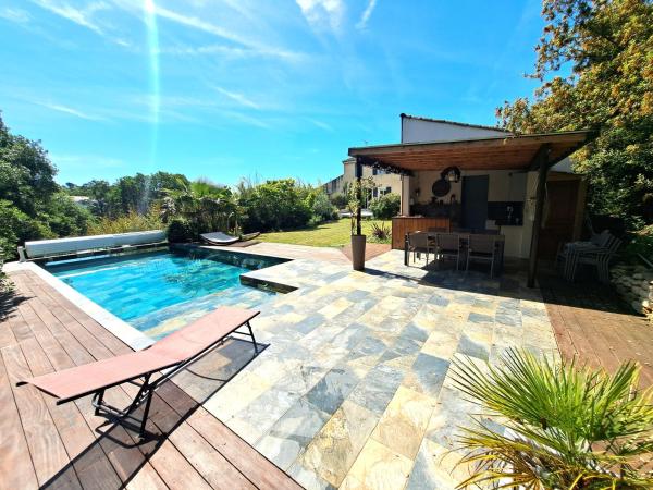 Villa avec piscine à Montolieu, Забронировать  Отели Монтольё с парковкой, Парковка