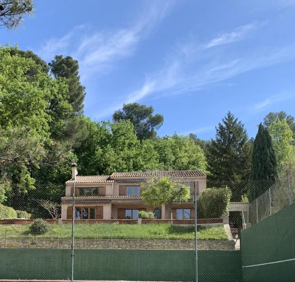 Villa Sainte BARBE, Забронировать  Отели Mont Ventoux с парковкой, Парковка