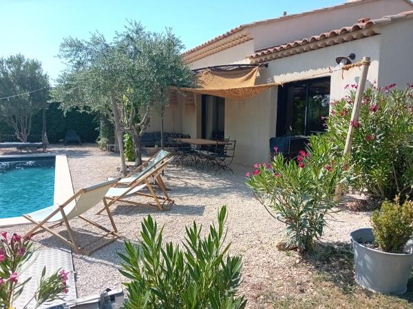 Villa de charme à Cucuron au pied du luberon, Забронировать  Отели Кюкюрон с бассейном, Бассейн