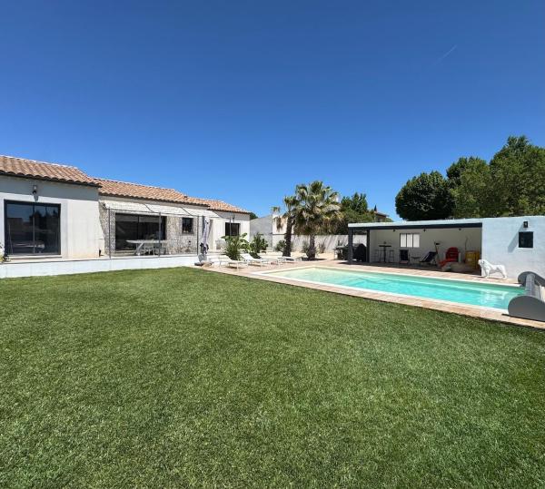 Villa Palmiera with pool, Alpilles, Provence, Забронировать  Отели Буш-дю-Рон с парковкой, Парковка