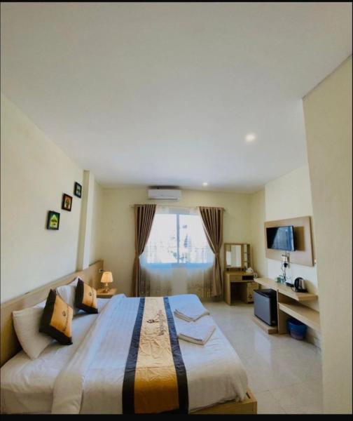 Downtown VangVieng Hotel, Забронировать  Отели Ванг-Вьенг с парковкой, рядом с Vang Vieng Hospital, Парковка