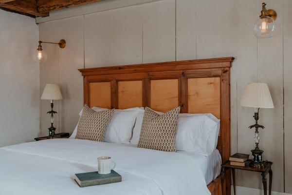 Book Village Inn - Hemingway Room King Bed, Забронировать  Хобарт 