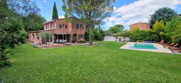 Villa Rosa peaceful haven 10m from Aix 11 guests, Забронировать  Отели Буш-дю-Рон с парковкой, Парковка