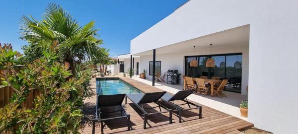 Contemporary Villa Near Pérols Beaches, Забронировать  Отели Пероль с бассейном, Бассейн