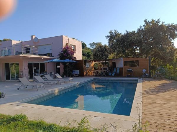 Villa avec piscine proche des plages, Забронировать  Отели Сен-Тропе залива с парковкой, Парковка