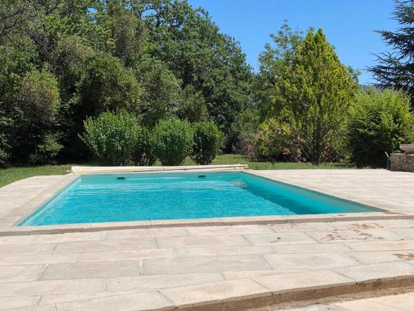 Villa familiale avec studio et piscine, Villecroze, Забронировать  Отели Hautes-Alpes с парковкой, Парковка