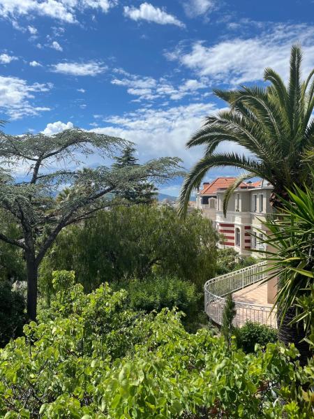 Villa belle époque idéalement située plage et centre ville, Забронировать  Отели Mimosa Road с парковкой, Парковка